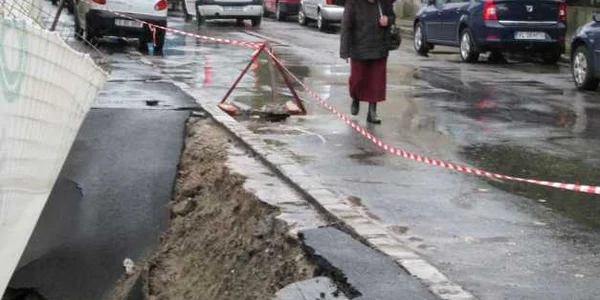 Trotuarul a început să se surpe în Râmnicu Vâlcea. O stradă din centrul oraşului ar putea fi afectată şi ea de alunecările de teren