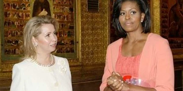 Michelle Obama vizitează Kremlinul cu Svetlana Medvedeva