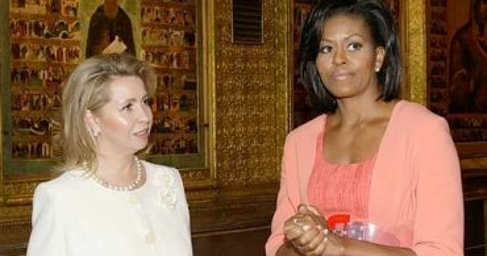 Michelle Obama vizitează Kremlinul cu Svetlana Medvedeva