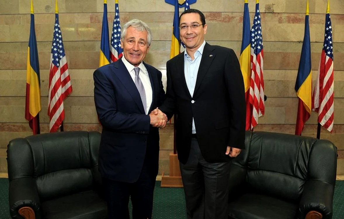 Victor Ponta şi Chuck Hagel la baza Mihail Kogălniceanu FOTO Facebook Victor Ponta