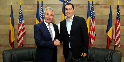 Victor Ponta şi Chuck Hagel la baza militară de la Mihail Kogălniceanu din Constanţa Foto Facebook Victor Ponta