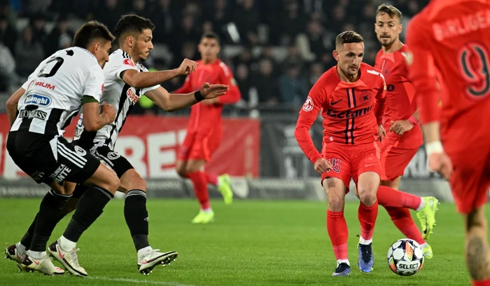 Marius Ștefănescu (dreapta) a adus victoria lui FCSB cu U. Cluj (FOTO: Sportpictures)
