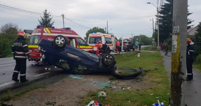 Masina s-a răsturnat în comuna Bascov. Foto/video ISU Argeş