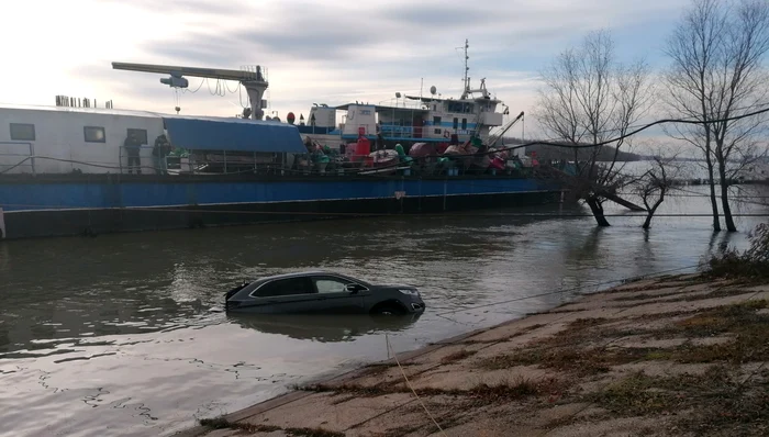 O mașină a ajuns în Dunăre, la Brăila FOTO: ISU Brăila