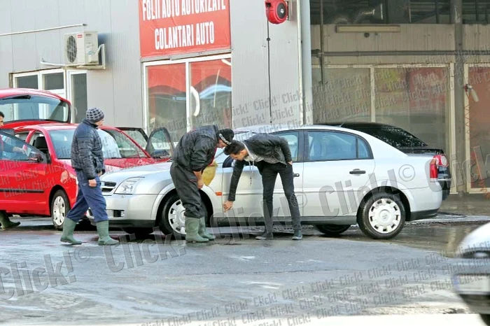 Lui Alex nu-i scapă nici un detaliu în ceea ce privește curățarea mașinii (fotografii: Mihai Ionescu)