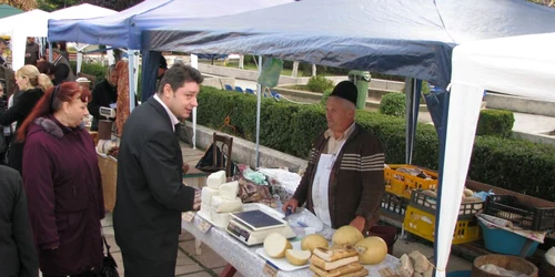 Ţăranii au adus caşcaval afumat la Sărbătoarea Recoltei