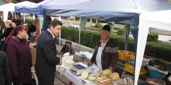 Ţăranii au adus caşcaval afumat la Sărbătoarea Recoltei