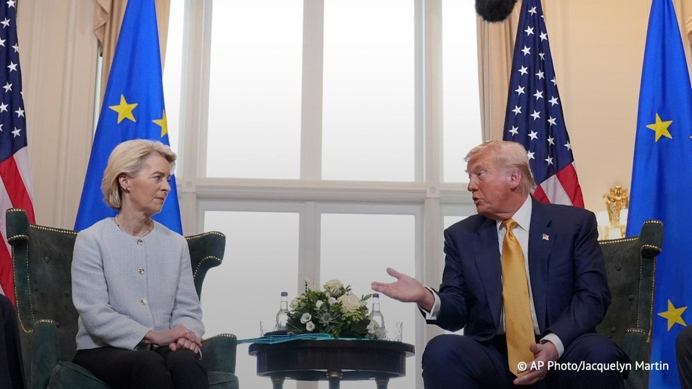 ZDA in EU dosegli trgovinski dogovor, ki krepi Trumpov položaj