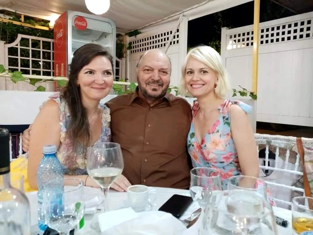 
    Ana-Maria s-a  asortat cu  fiicele ei  