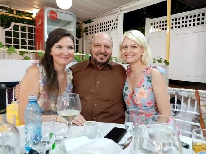 
    Ana-Maria s-a  asortat cu  fiicele ei  