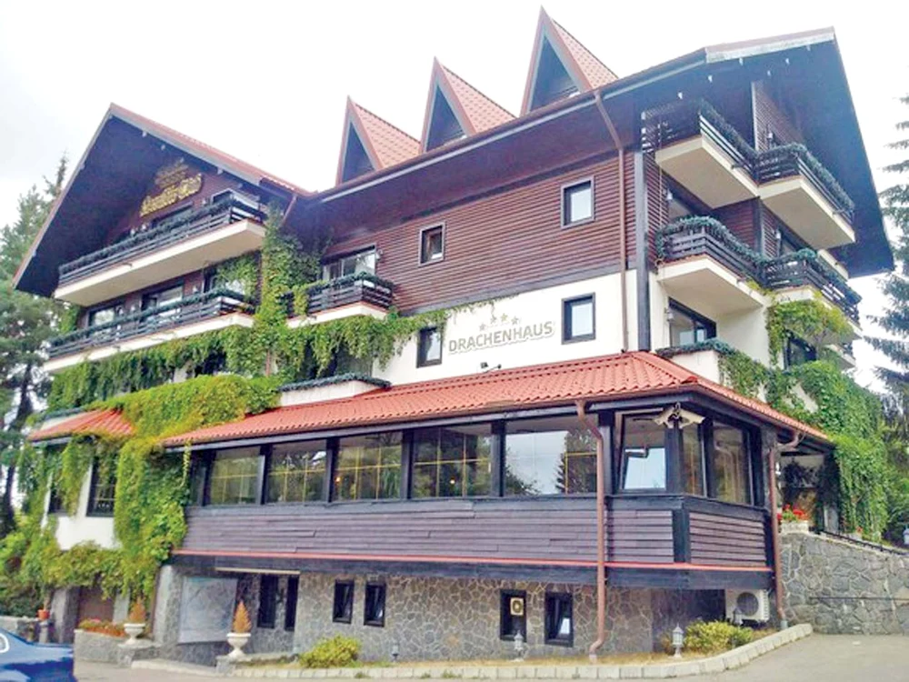 Asa arată acum hotelul Drachenhaus din Poiana Brașov