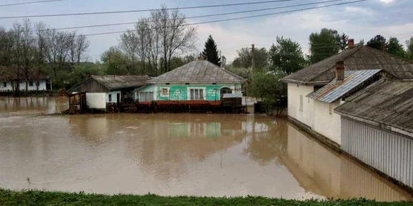 Inundaţii în oraşul Liteni. Zeci de gospodării au fost afectate de o rupere de nori. FOTO