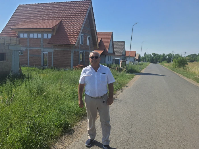 Primarul Nicolae Făgădar în fața „cartierului” construit pe parcele concesionate. FOTO: R.F. 