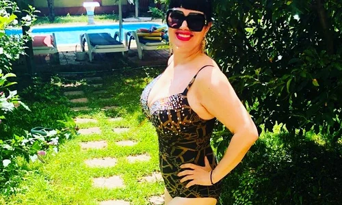 Ozana Barabancea s a pozat la piscină într un costum foarte îndrăzneț jpeg
