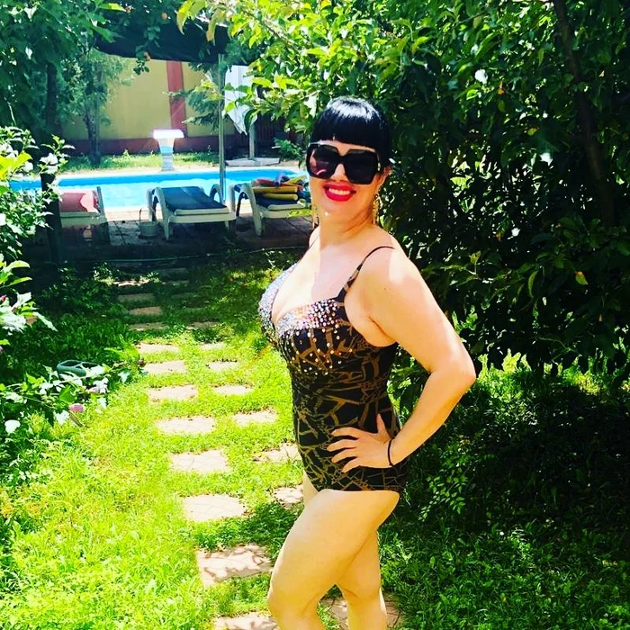 Ozana Barabancea s-a pozat la piscină într-un costum foarte îndrăzneț