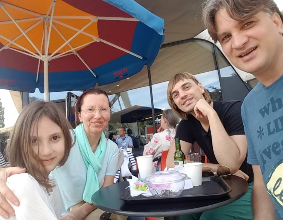 
    Mihai Onilă şi soţia lui Adriana, alături de fetiţa lor, Ioana Emily Hope, pe când se afla în viaţăfoto: arhiva personală  