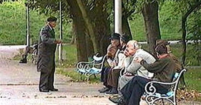 Chişinău: Pensionarii protestatari îi controlează în genţi pe angajaţii Primăriei