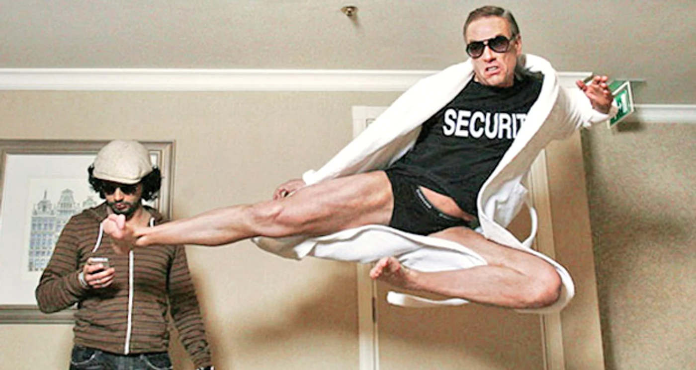 Căţelul Jules face pe Jean  Claude Van Damme