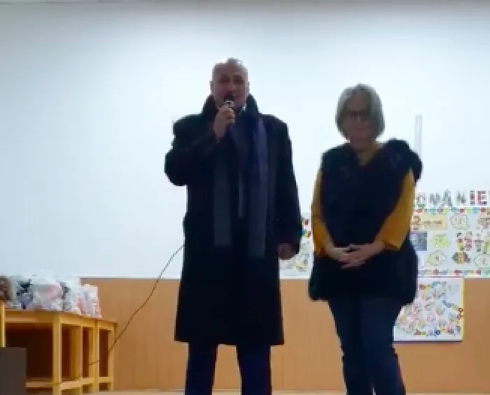 Tudorel Gurgu, primarul din Ciobanu, campanie electorală la serbarea de Crăciun Sursa Facebook TG