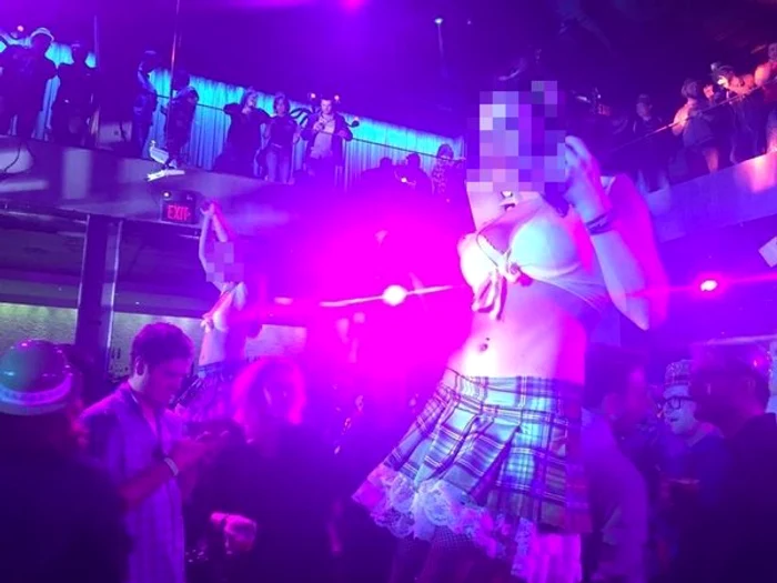 
    Dansatoarele îmbrăcate sumar nu au fost deloc apreciate de participanții la petrecereFoto: Twitter  