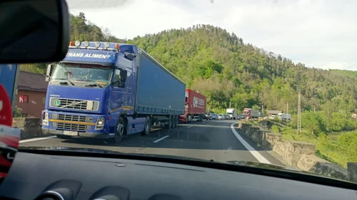 Coloană de maşini pe 20 de km pe Valea Oltului pe sensul Sibiu - Râmnicu Vâlcea duminică 8 mai 2022 Foto Daciana Stoica