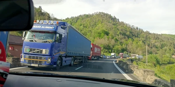 Coloană de maşini pe 20 de km pe Valea Oltului pe sensul Sibiu - Râmnicu Vâlcea duminică 8 mai 2022 Foto Daciana Stoica
