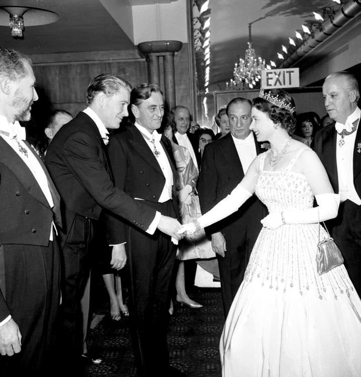 
    Regina Elisabeta a II-a, salutând-ul pe actorul Peter O'Toole foto Profimediaclickpentrufemei.ro  