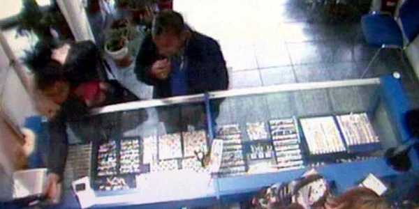 Profitând de neatenţia vânzătoarei, femeia apucă de peste tejghea nişte cercei din aur