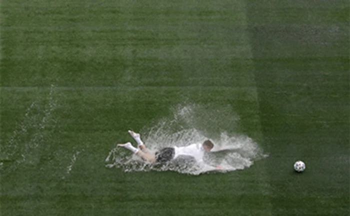 
    Jucătorul Austriei a venit să se antreneze pentru meciul cu Macedonia de Nord, de duminică. Pare, însă, că e la piscină, nu pe un teren de fotbalFoto: Inquam Photos  