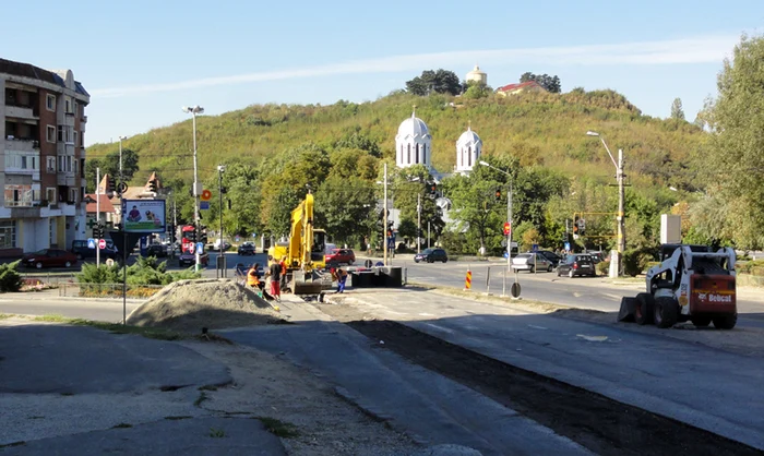 În urmă cu nici o lună au început lucrările de canalizare pe strada Oituz, ce vor dura până la anul