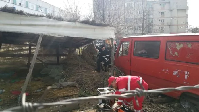 Bărbatul a fost găsit mort în spatele construcţiei improvizate FOTO botosaneanul.ro