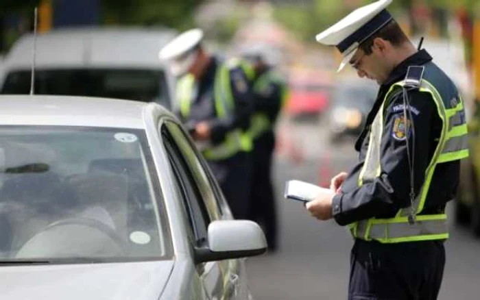 Sute de autoturisme din judeţul Olt au fost trase pe dreapta şi controlate de poliţişti...