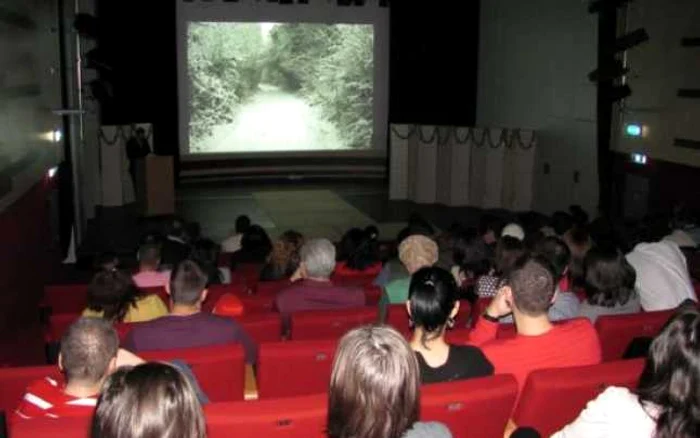 Deşi gratuită, reprezentaţia de joia trecută s-a jucat cu sala pe jumătate goală.