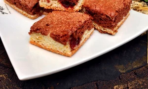 prajitura din albusuri de ou cu cacao si merisoare jpeg