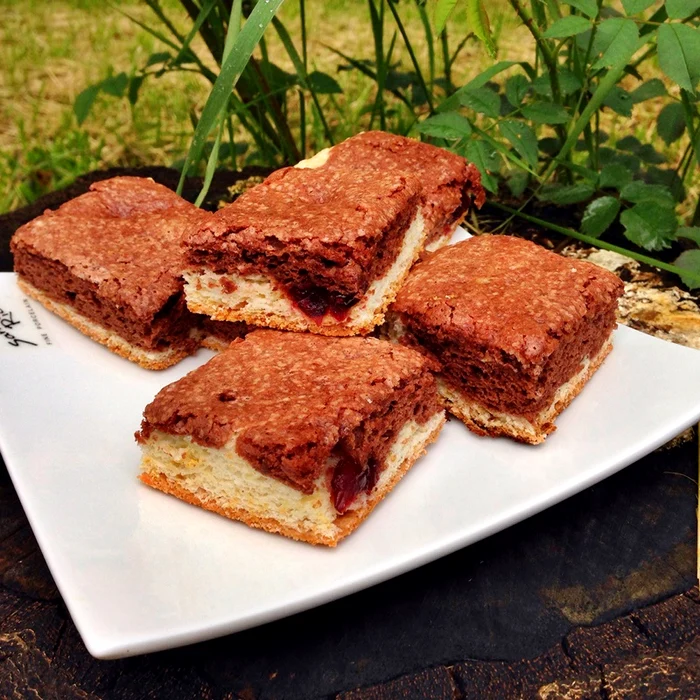 
    Prăjitură din albuşuri de ou cu cacao şi merişoare  