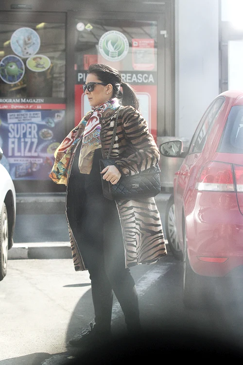 Oana Mizil s-a îmbrăcat lejer, cu o pereche de pantaloni, o haină de blană, iar în picioare avea pantofi cu talpă joasăFoto: Blitz