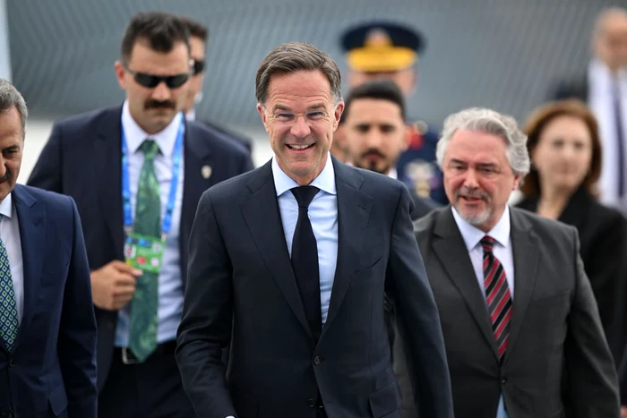 Mark Rutte, secretarul general al NATO, însoțit de oficiali, la Ankara, înaintea Summitului NATO