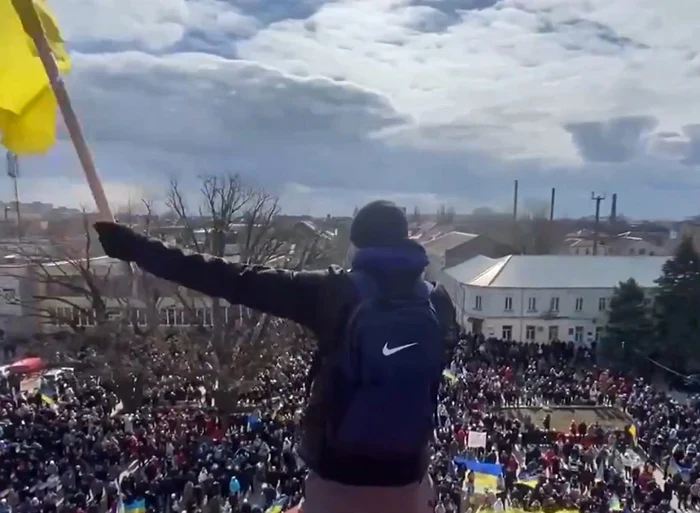 În oraşul Nova Kahovka (sudul Ucrainei), circa 2.000 de oameni şi-au manifestat opoziţia faţă de invazie fluturând steaguri ucrainene şi cerându-le forţelor ruse să plece