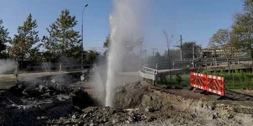 O magistrala a fost gaurita de muncitori pe una dintre rampele podului Grant, in Bucuresti, 10 octombrie 2023 Inquam Photos Octav Ganea (3) jpg