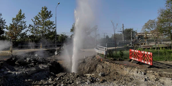 O magistrala a fost gaurita de muncitori pe una dintre rampele podului Grant, in Bucuresti, 10 octombrie 2023  Inquam Photos  Octav Ganea (3) jpg
