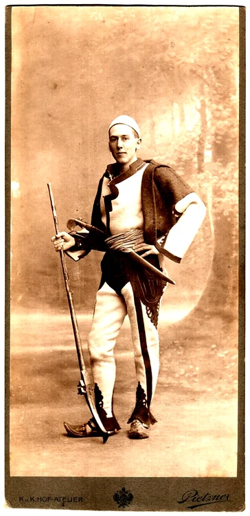Franz Nopcsa, în straie albaneze. Fotografie de Carl Pietzner, circa 1913 (Wikimedia Commons)