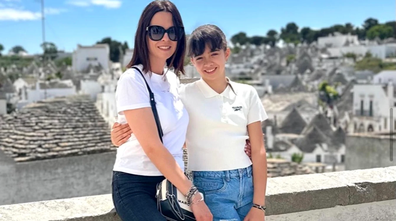 Livia Graur o duce pe fiica ei, Renata, în Grecia foto: Arhiva personală 