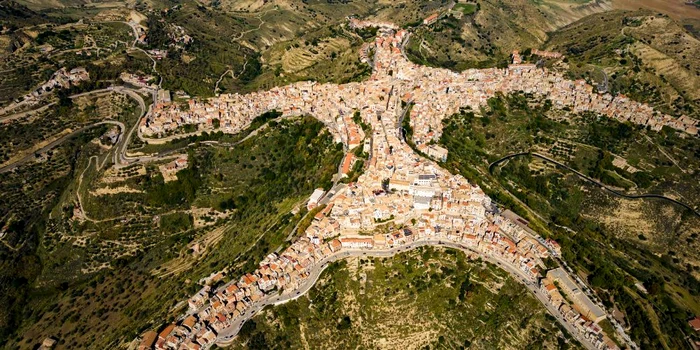 Centuripe, orașul din Italia care seamănă cu o siluetă umană