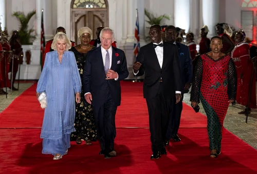 Suveranii Marii Britanii, alături de cuplul prezidențial Kenyan. FOTO: Profimedia
