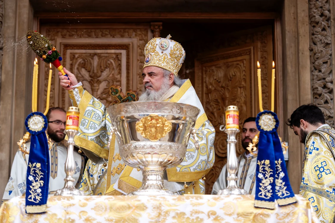 Patriarhul Daniel va sfinți Aghiasma Mare dintr-un vas de argint.Foto: Basilica.ro / Raluca Ene