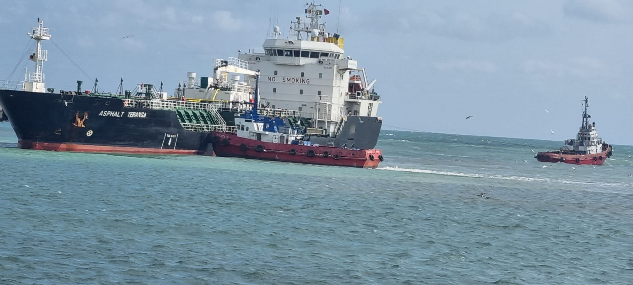 Navă panameză încărcată cu bitum, remorcată după ce a eşuat la intrarea în Portul Mangalia