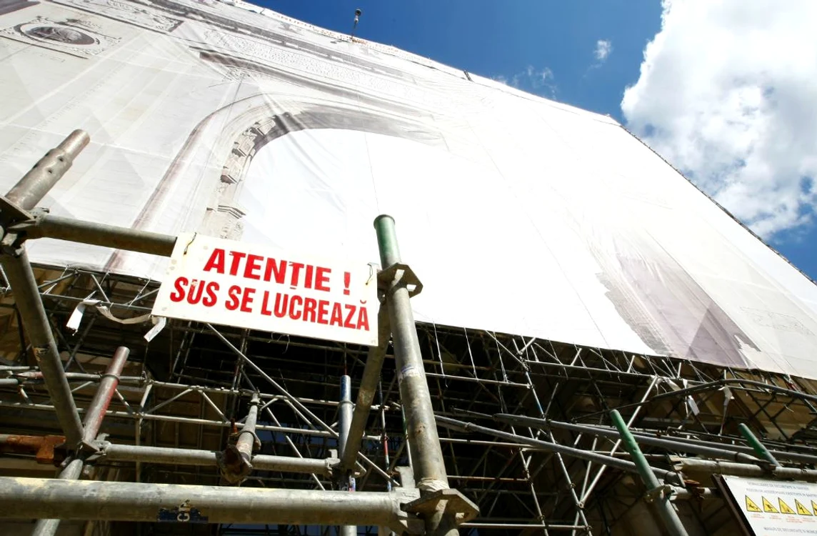 Arcul de Triumf e încă în șantier, deși edilii promiseseră că acesta va fi renovat în totalitate până la 1 decembrie