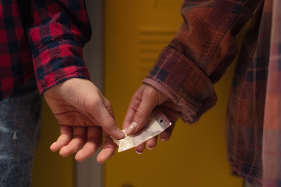 Cine și cum trebuie să prevină consumul de droguri în rândul tinerilor