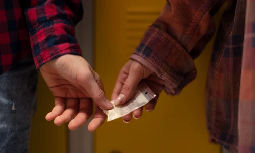 Tineri care își pasează droguri la școală FOTO Shutterstock 