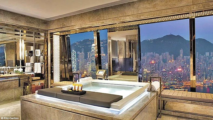 Ritz Carlton, Hong Kong – 5.000 $ (17.248 lei)